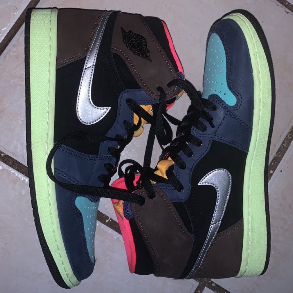 jordan 1, size 8 1/2 boys (for women too) . almost new only worn once .